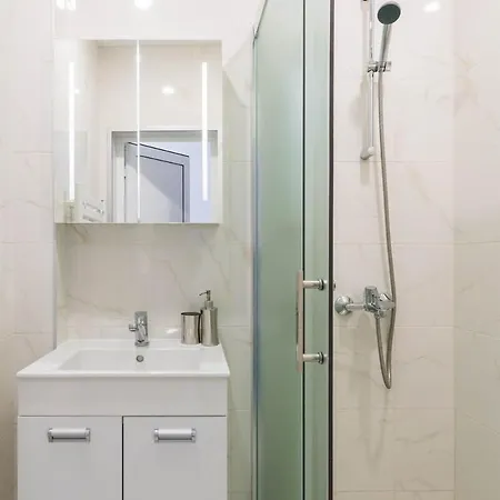 Апартамент Bright And Comfy Place