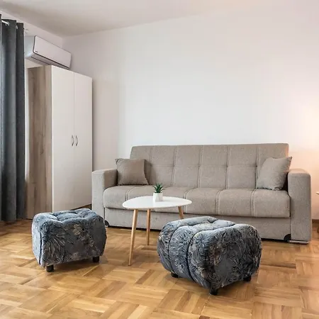 아파트 Bright And Comfy Place 바르나